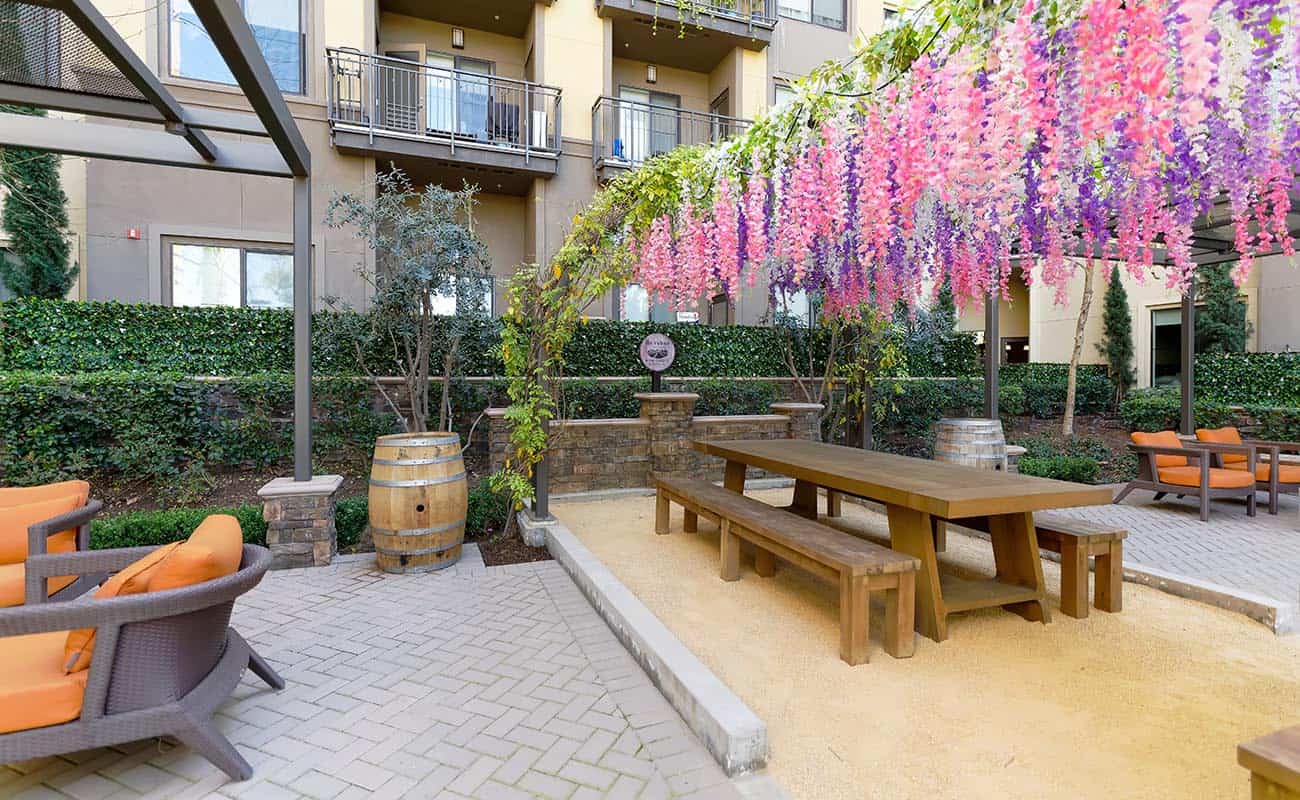 The Colony at The Lakes - Wine Garden Area